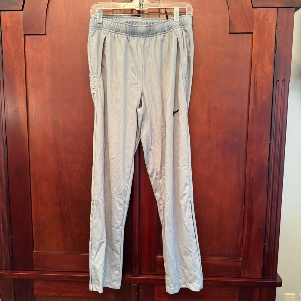 Nike Dri-Fit Grey Joggers with Elastic Waistband and Athletic Cut Size Medium